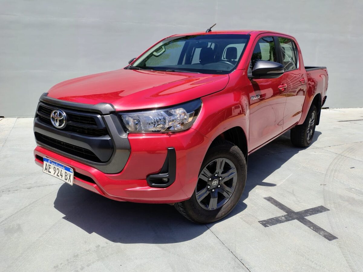 TOYOTA HILUX 4X2 D/C SR 2.4 TDI 6 M/T - Imagen 1