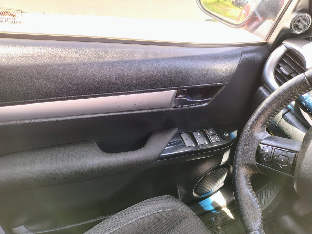 TOYOTA HILUX 4X2 D/C SR 2.4 TDI 6 M/T - Imagen 11