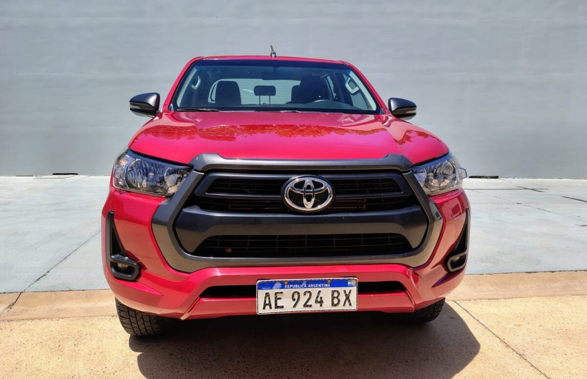 TOYOTA HILUX 4X2 D/C SR 2.4 TDI 6 M/T - Imagen 2