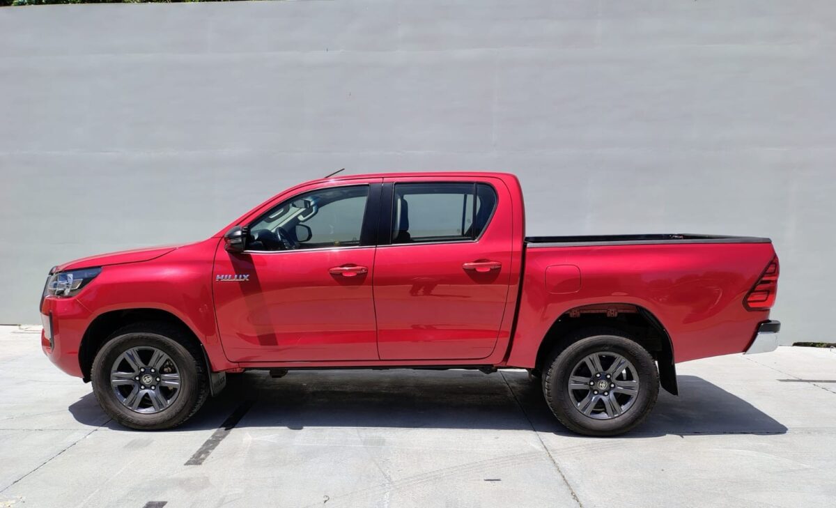 TOYOTA HILUX 4X2 D/C SR 2.4 TDI 6 M/T - Imagen 4