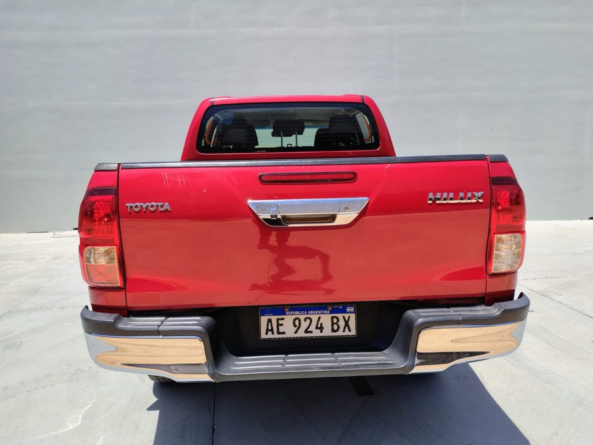 TOYOTA HILUX 4X2 D/C SR 2.4 TDI 6 M/T - Imagen 6